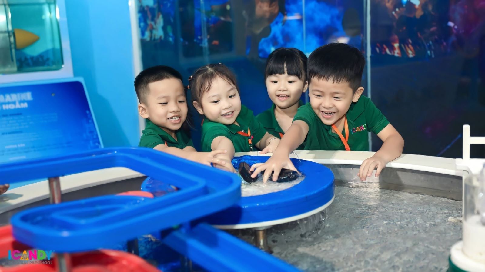 Các bé mầm non rèn luyện phản xạ và độ tập trung qua các hoạt động trải nghiệm thực tế