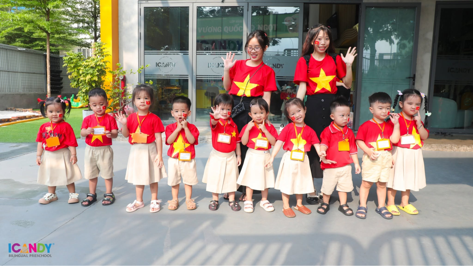 Tập thể cô và trò ICANDY Preschool rạng rỡ trong trang phục cờ đỏ sao vàng