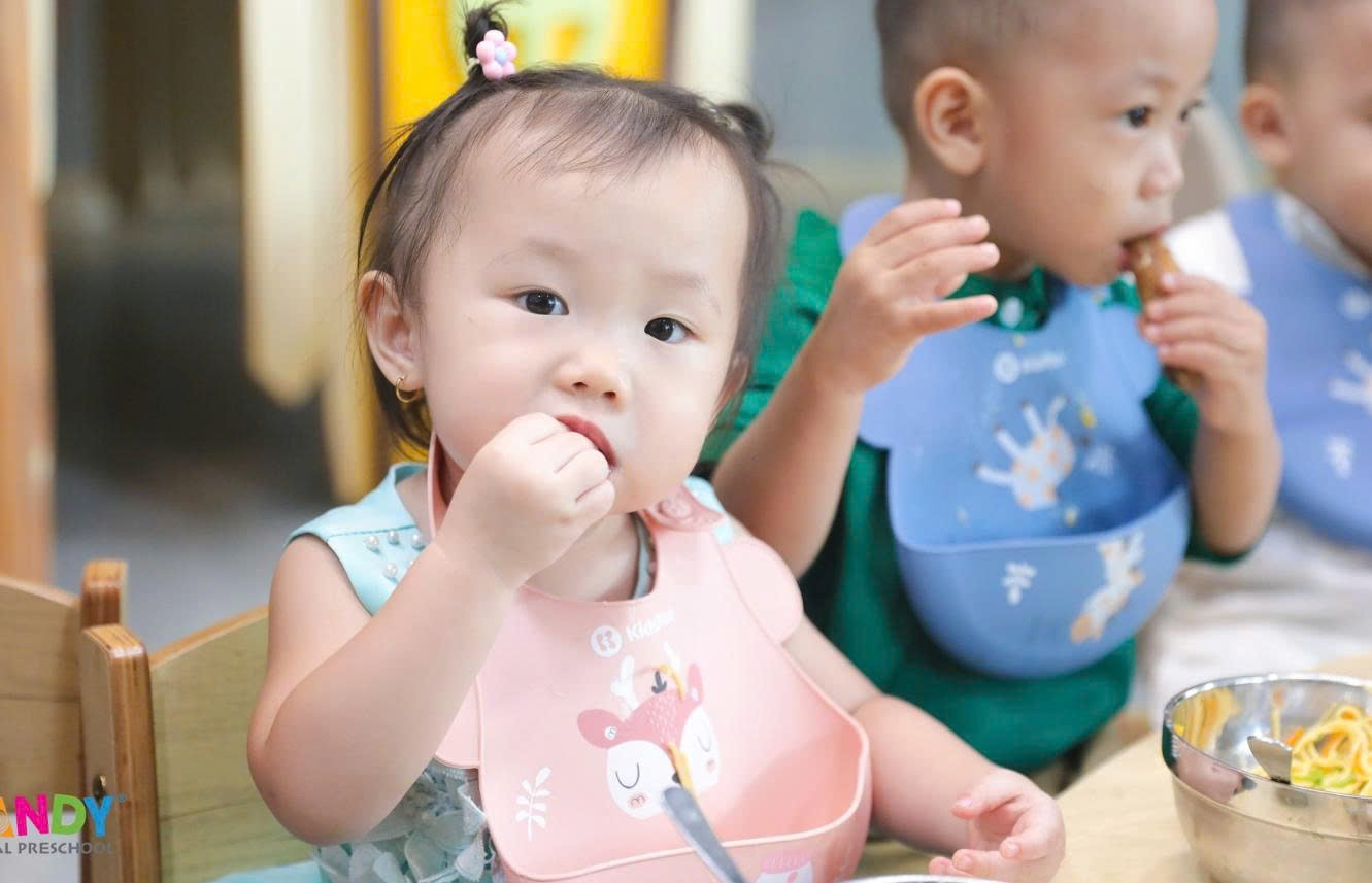 Bé nhà trẻ ICANDY Preschool tập thói quen tự lập ăn uống ngon miệng trong giờ ăn xế
