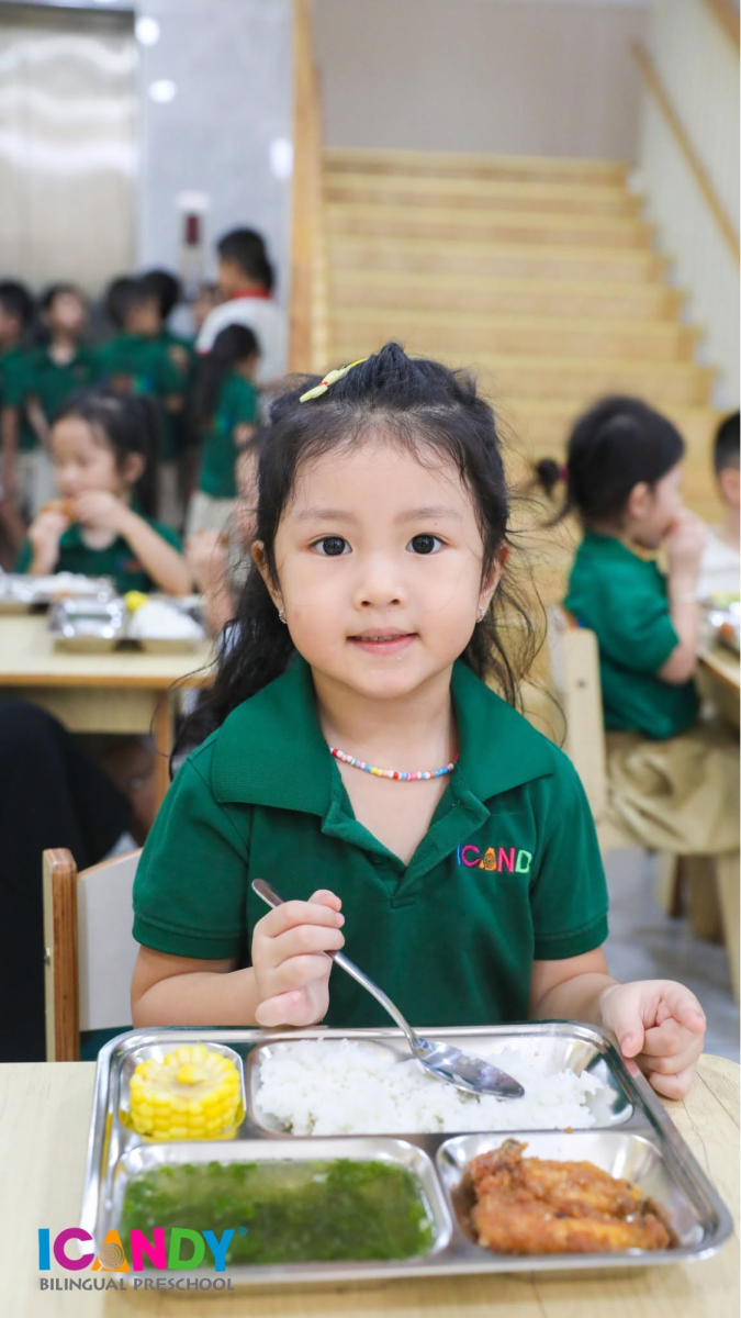 Học sinh mầm non ICANDY Preschool tự giác dùng bữa trưa đầy đủ rau xanh và dưỡng chất
