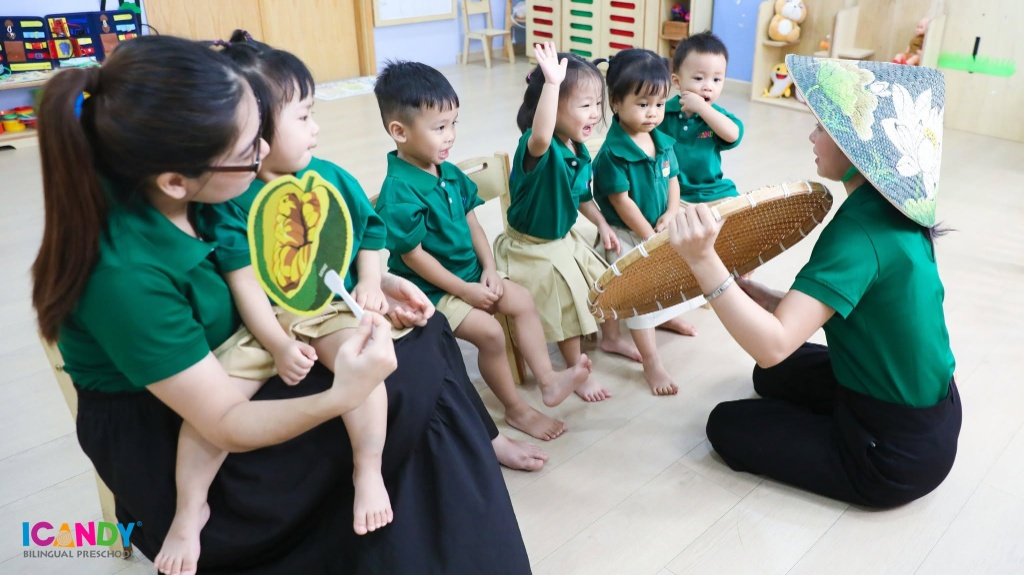 Các bạn nhỏ ICANDY Preschool hào hứng giơ tay phát biểu, thích thú khám phá nón lá, rổ tre và các vật dụng thủ công