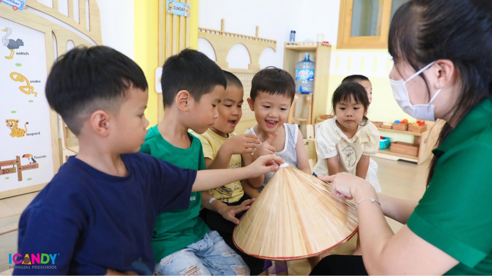 Các bạn nhỏ ICANDY Preschool hào hứng khám phá các món đồ thủ công mỹ nghệ mang đậm bản sắc văn hóa Việt Nam