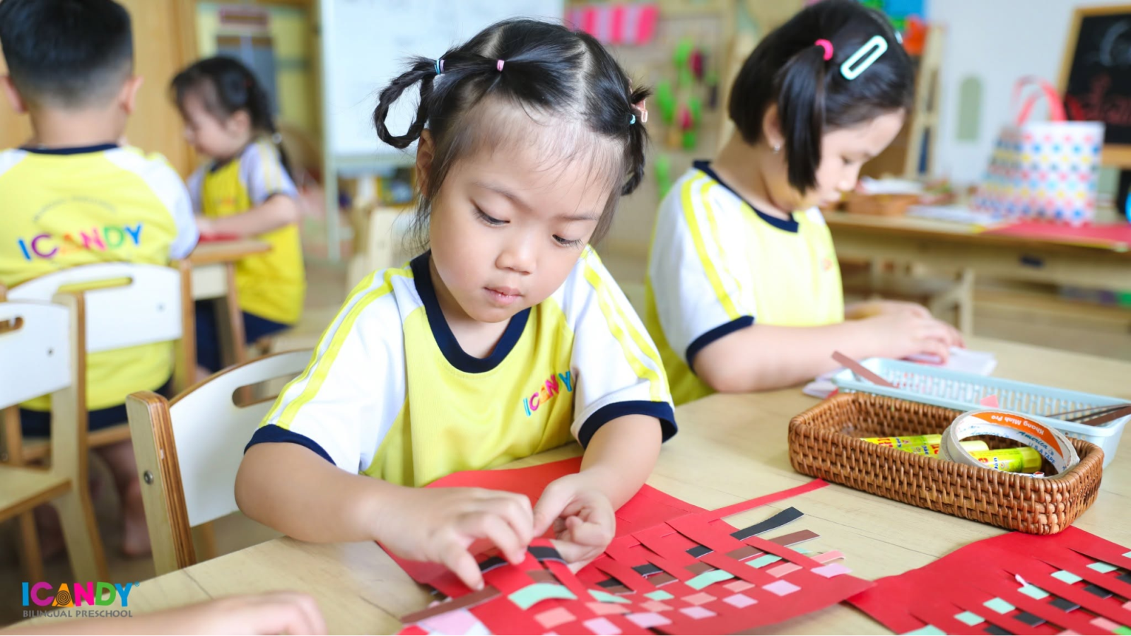 Giờ học khám phá đồ thủ công truyền thống giúp trẻ cảm nhận nét đẹp văn hóa Việt Nam một cách tự nhiên và sinh động