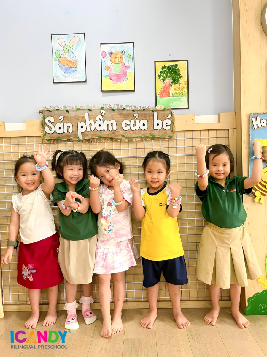 Nụ cười hạnh phúc của bé khi hoàn thành tác phẩm thủ công truyền thống