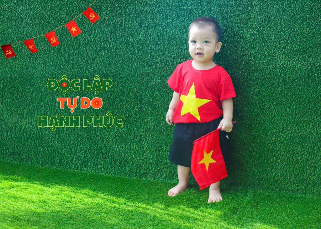 Bé mầm non ICANDY Preschool đáng yêu trong trang phục áo cờ đỏ sao vàng mừng ngày Quốc Khánh 2/9