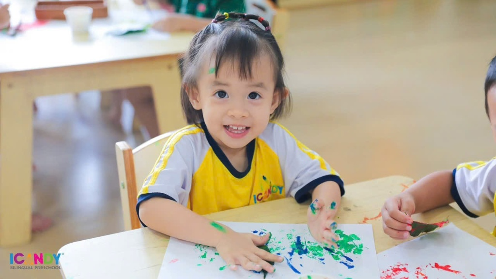 Nụ cười rạng rỡ của bé gái ICANDY Preschool khi thỏa sức sáng tạo với sắc màu nghệ thuật