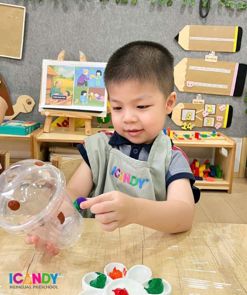 Bé mầm non ICANDY Preschool sáng tạo đồ chơi từ ly nhựa tái chế trong giờ tạo hình