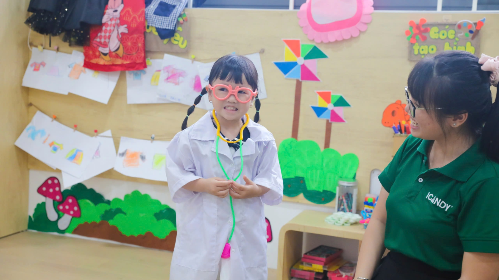 Bé mầm non ICANDY Preschool đóng vai bác sĩ