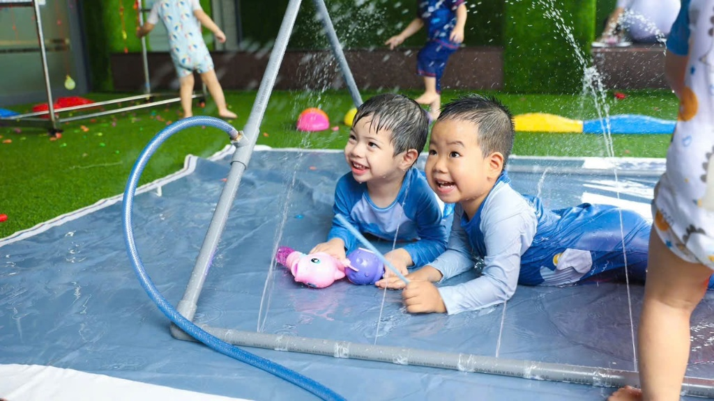Bé mầm non hào hứng tham gia hoạt động trải nghiệm với nước ngoài trời