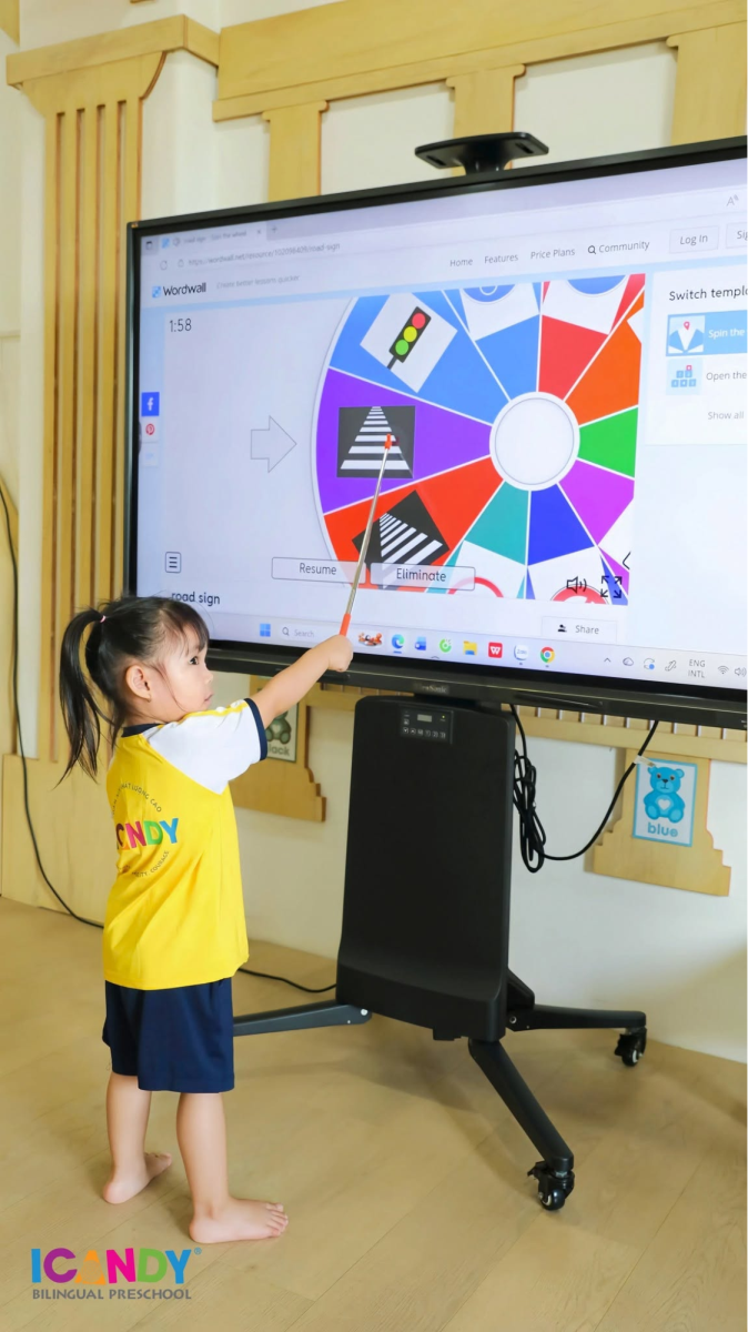 Em bé ICANDY Preschool học thông qua màn hình tivi