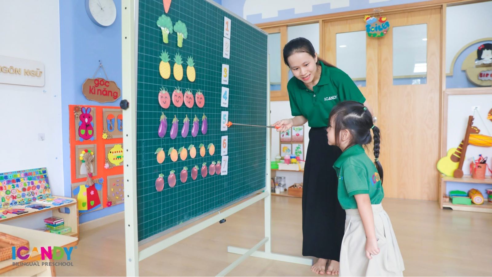 Cô giáo tại ICANDY hướng dẫn trẻ học đếm và phân loại đồ vật qua bảng học trực quan