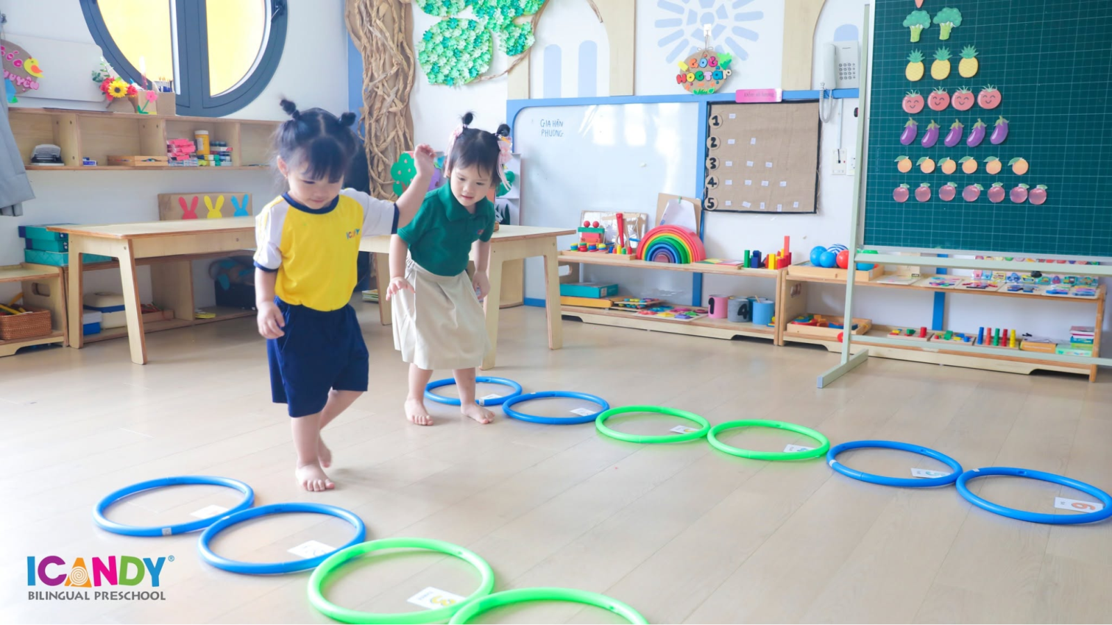 Em bé 3-4 tuổi hào hứng học toán thông qua các vòng tròn