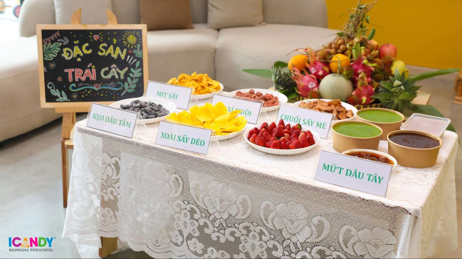 Bàn trưng bày các sản phẩm từ trái cây
