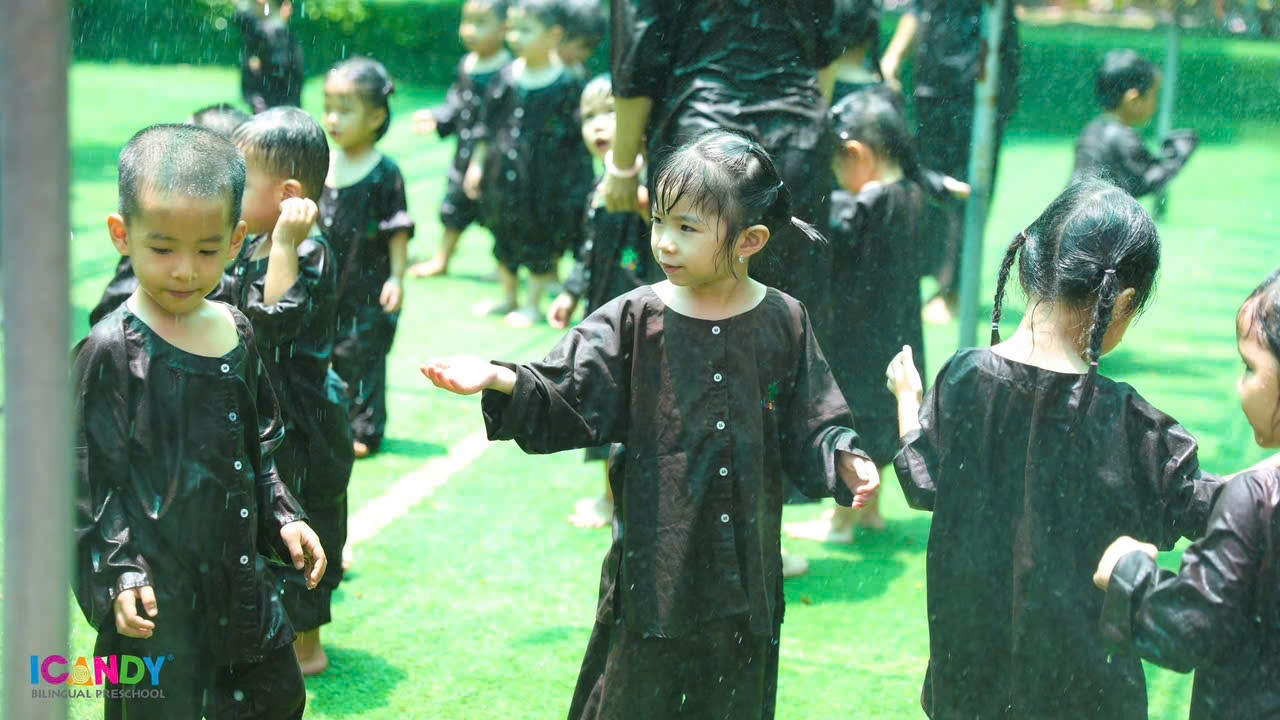 Bé mầm non ICANDY hào hứng vui chơi dưới làn nước mát ngoài trời
