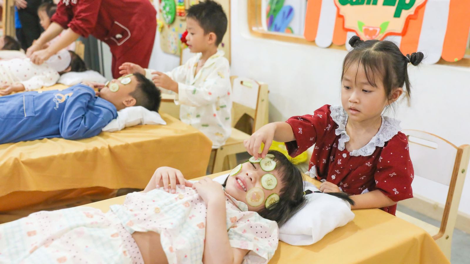 Học sinh ICANDY Preschool hào hứng tham gia trò chơi đóng vai spa thư giãn