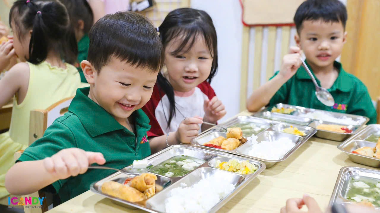 Học sinh ICANDY Preschool tự lập ăn trưa với thực đơn dinh dưỡng phong phú