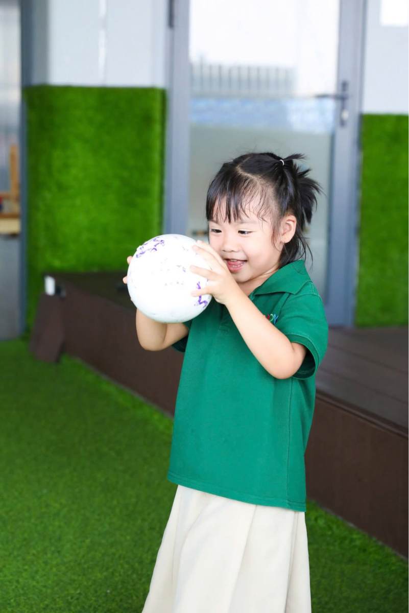 Em bé mầm non ICANDY Preschool trong giờ vận động thể thao 
