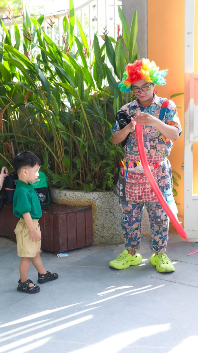 Chú hề bong bóng mang lại niềm vui cho học sinh ICANDY Preschool ngày khai giảng 