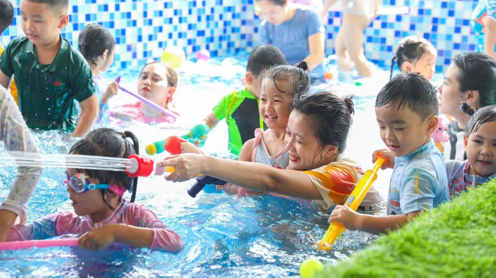 Các bé mầm non hào hứng tham gia hoạt động vui chơi dưới nước ngoại khóa