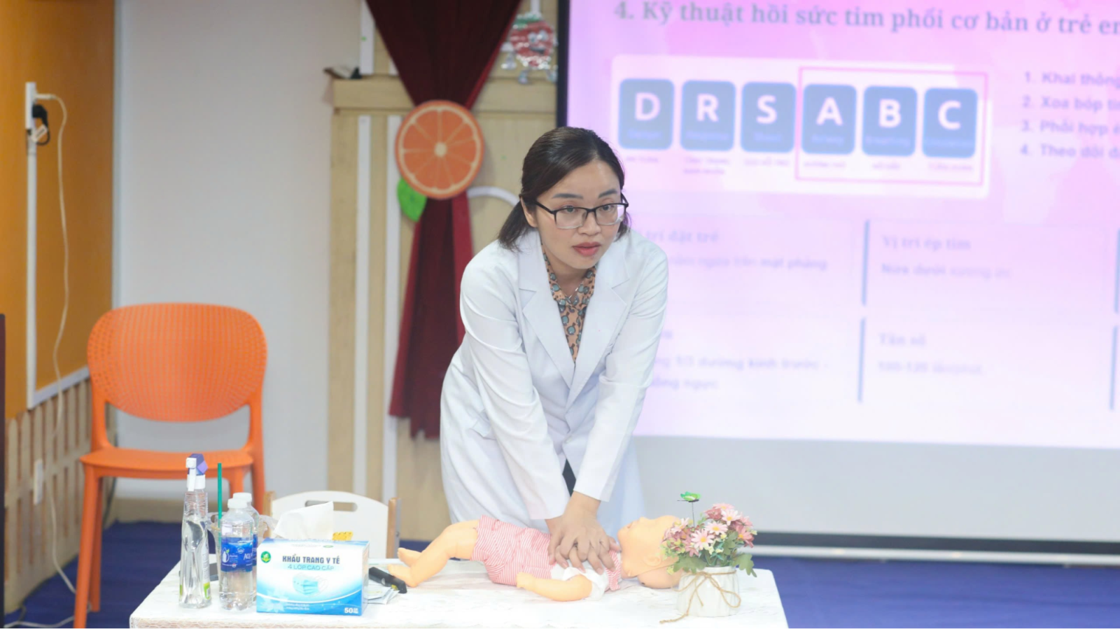 Bác sĩ hướng dẫn kỹ thuật hồi sức tim phổi cơ bản ở trẻ em