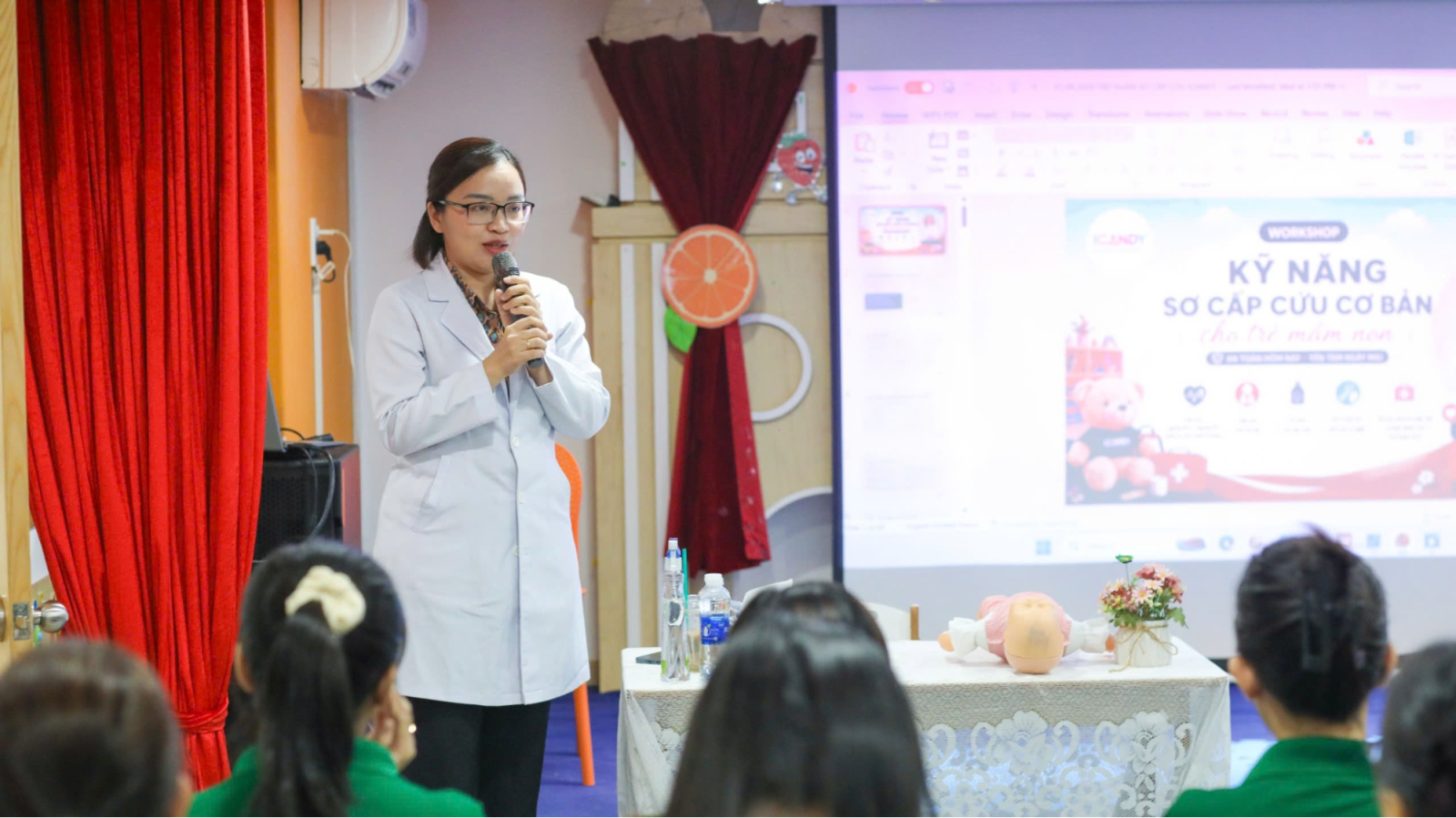 Bác sĩ hướng dẫn kỹ năng sơ cấp cứu cơ bản cho trẻ em