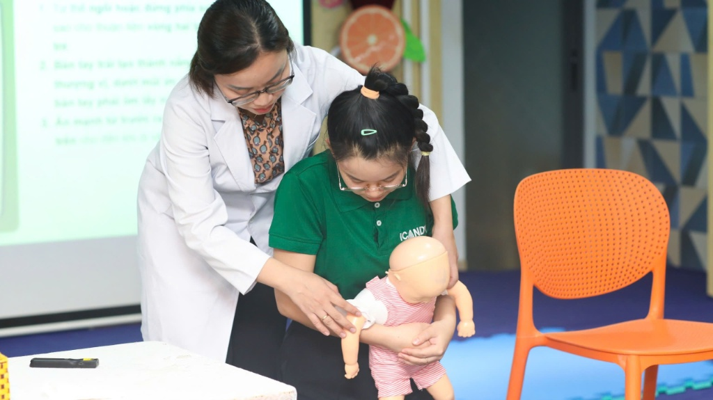Bác sĩ hướng dẫn kỹ thuật Heimlich cấp cứu trẻ bị hóc cho giáo viên mầm non tại ICANDY Preschool