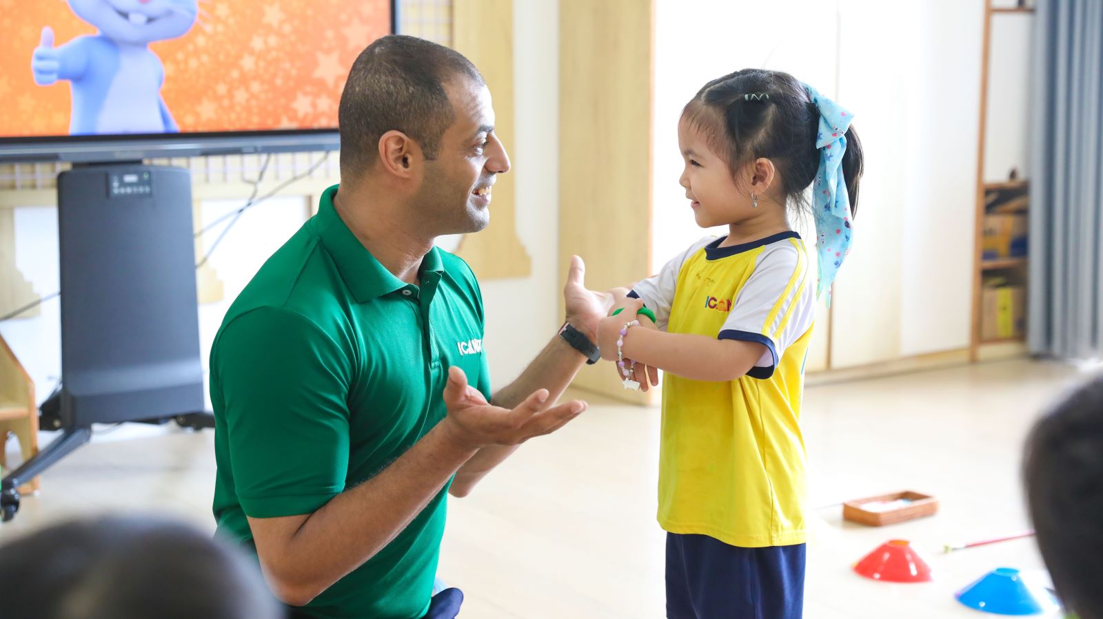 Bé mầm non ICANDY Preschool tự tin giao tiếp và trò chuyện vui vẻ cùng thầy giáo bản ngữ