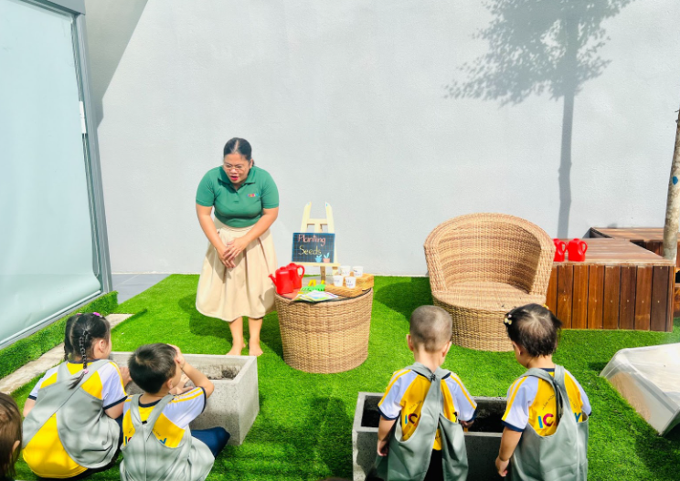 bé học trường song ngữ 2