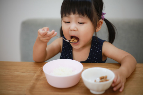 dấu hiệu trẻ đi học mầm non