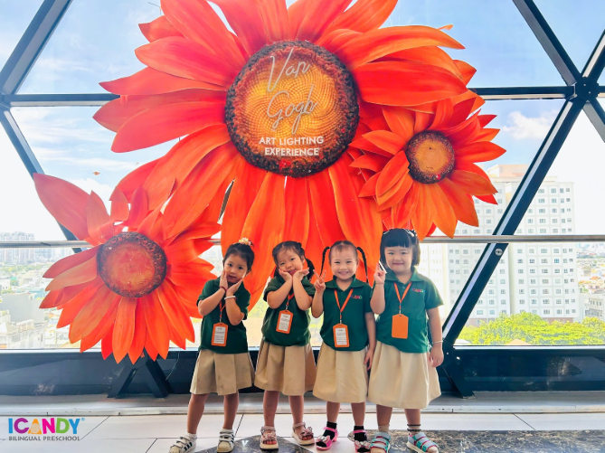 trẻ mầm non tham gia hoạt động ngoài trời