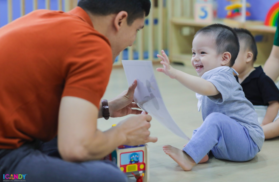 trẻ học mầm non song ngữ 2