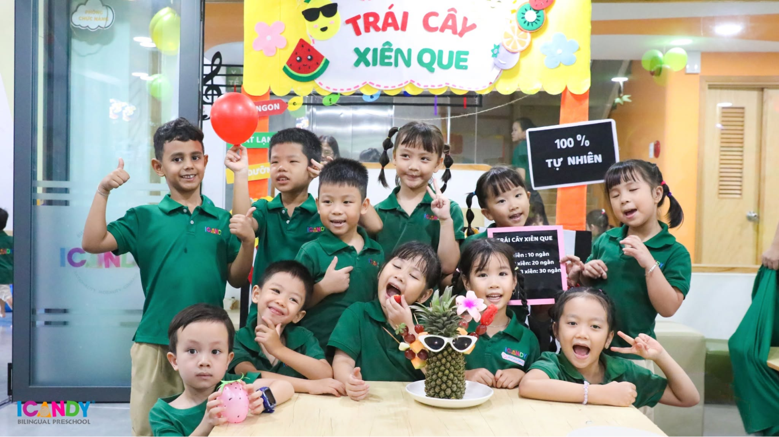Bé mầm non tham gia hoạt động trải nghiệm thực tế tại góc học tập của ICANDY Preschool. 
