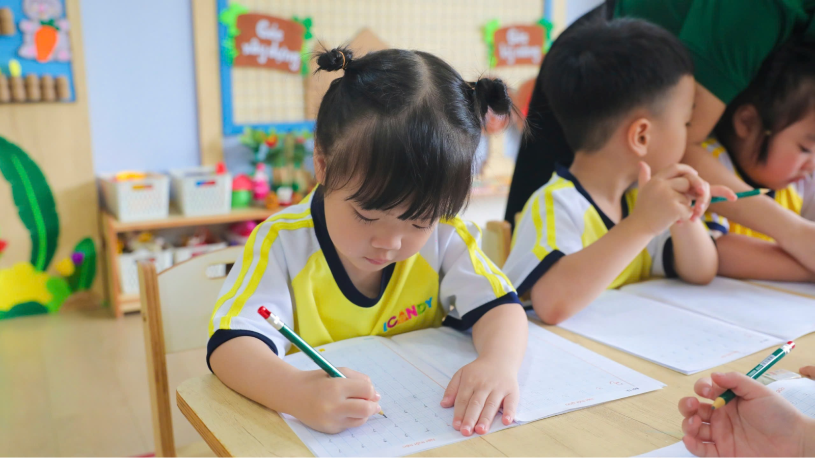 Trẻ Icandy Preschool tập viết trong giờ học