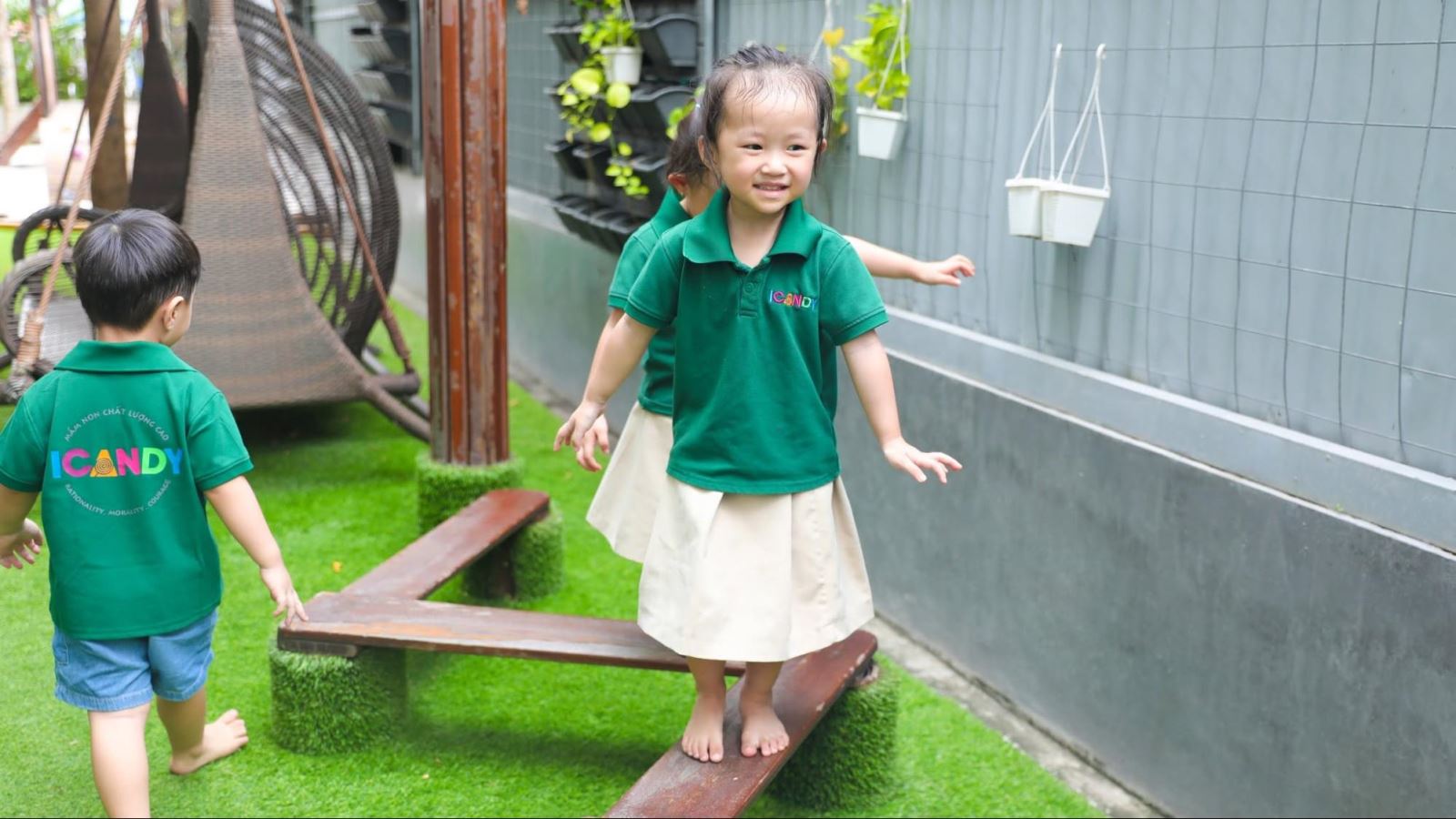 Trẻ rèn luyện thể chất và giữ thăng bằng