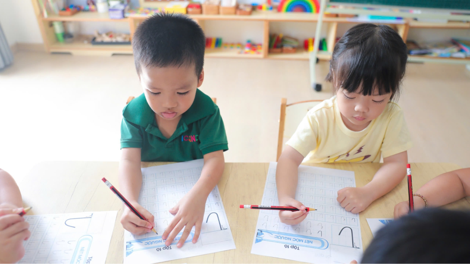 Các bạn nhỏ ICANDY Preschool tập tô nét chữ cơ bản