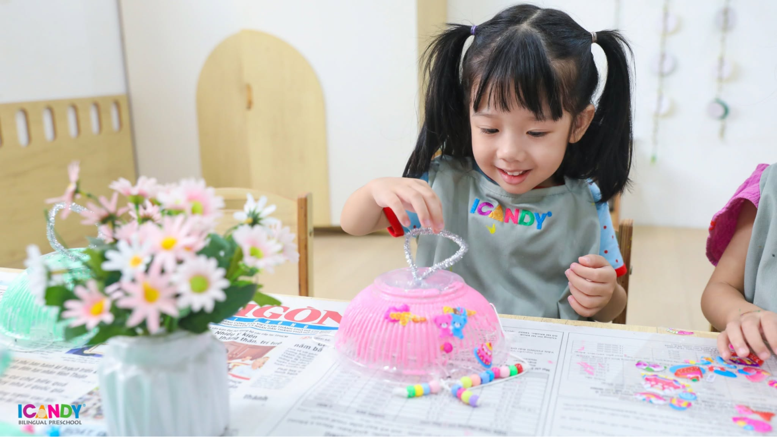 Bé mầm non ICANDY Preschool hào hứng làm lồng đèn thủ công từ vật liệu tái chế tại lớp học