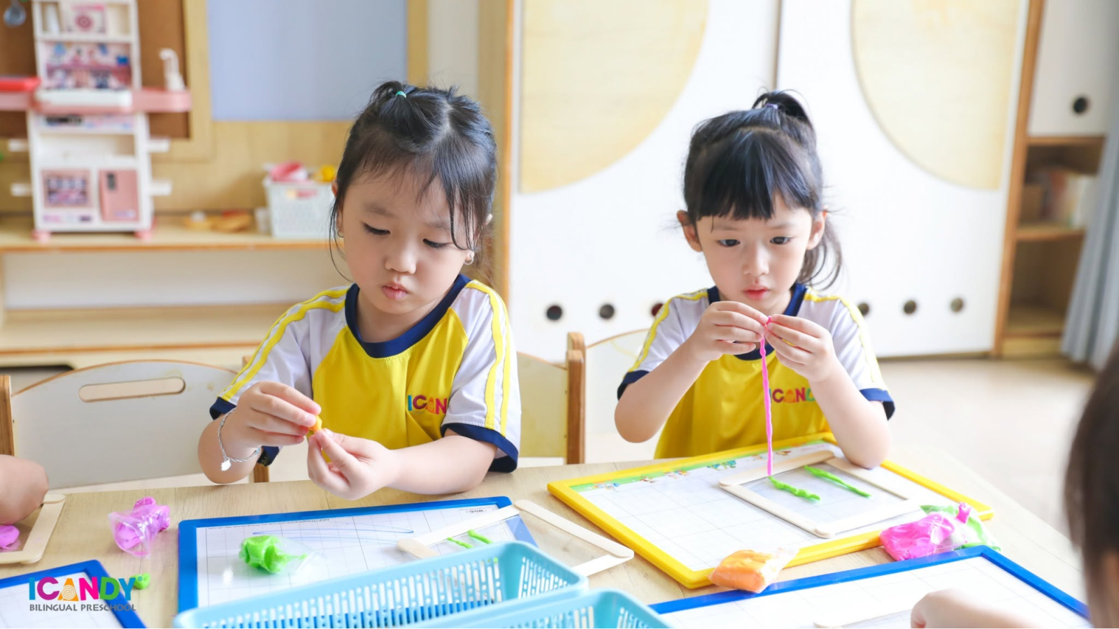 Học sinh ICANDY Preschool rèn luyện sự khéo léo và tính kiên nhẫn qua giờ học nặn đất sét thủ công