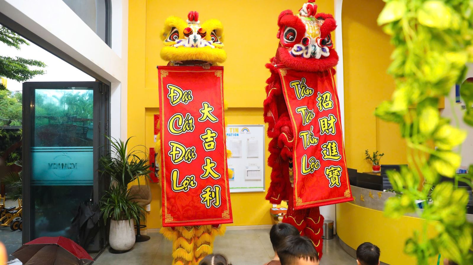 Đội múa lân rực rỡ biểu diễn chúc mừng Tết Trung thu