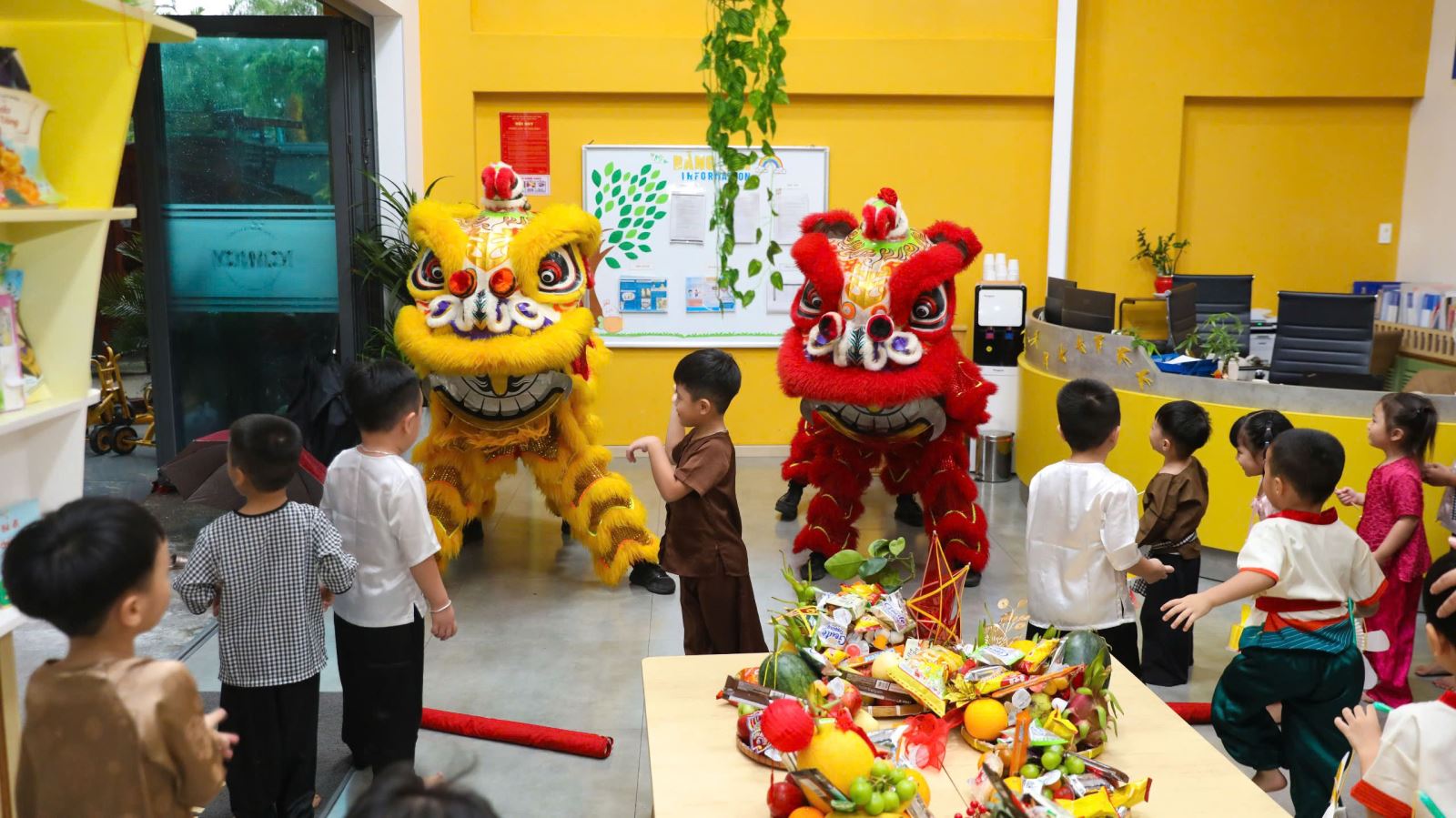 Các bé hào hứng xem tiết mục múa lân sư rồng sôi động bên mâm cỗ Trung thu tại ICANDY Preschool