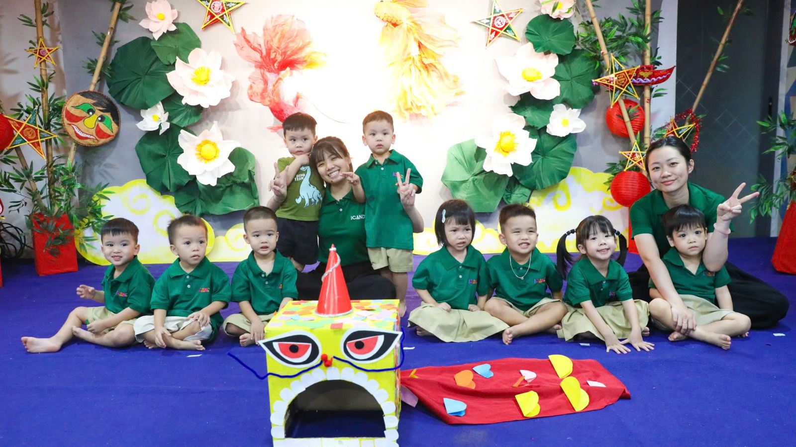 Các bé mầm non hào hứng chụp ảnh kỷ niệm Trung thu bên đầu lân tự làm cùng cô giáo