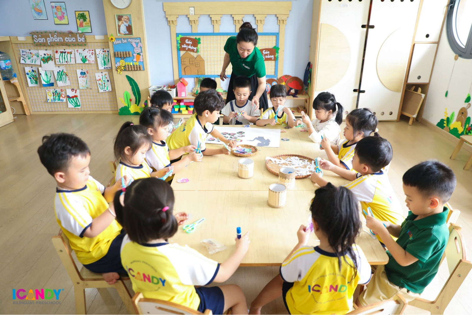 Không gian lớp học mở ngập tràn ánh sáng tại ICANDY Preschool, nơi trẻ tự do tương tác, học cách hợp tác nhóm cùng bạn bè dưới sự quan sát ân cần của cô giáo