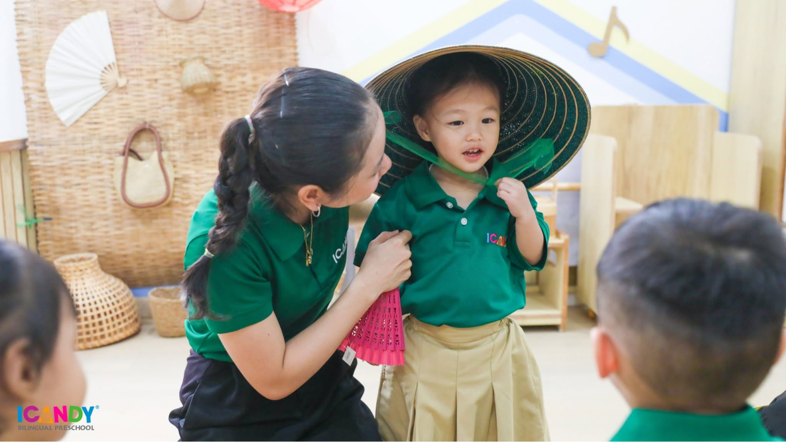Sự chăm sóc ân cần của cô giáo ICANDY Preschool giúp con hào hứng khám phá những nét đẹp văn hóa Việt Nam