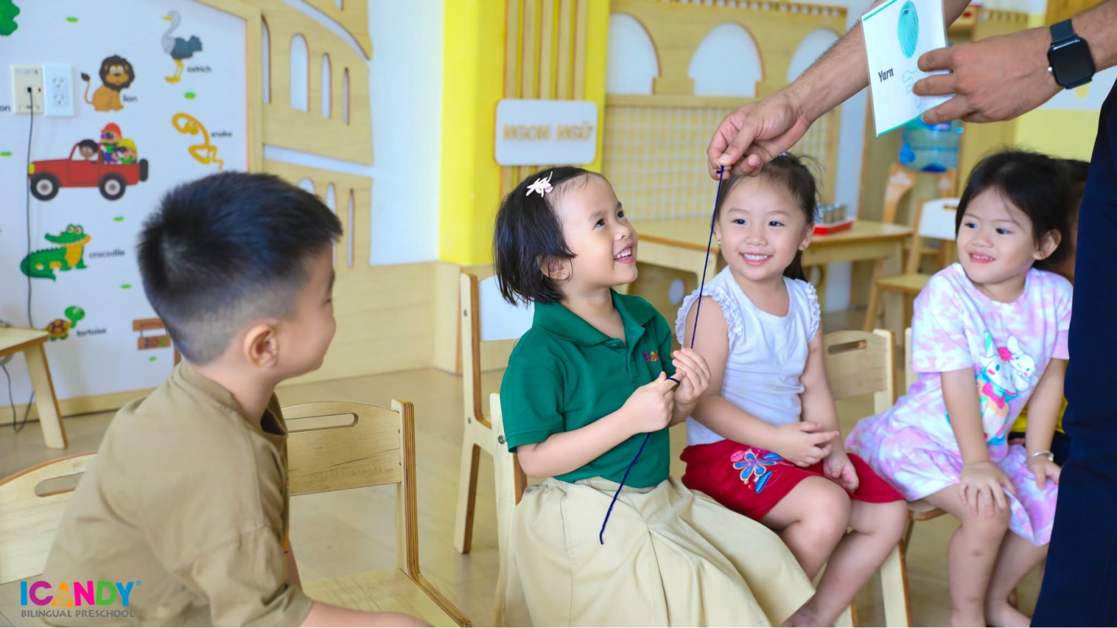 Nụ cười rạng rỡ của các bạn nhỏ ICANDY Preschool khi hào hứng tương tác, học từ vựng tiếng Anh cùng giáo viên nước ngoài