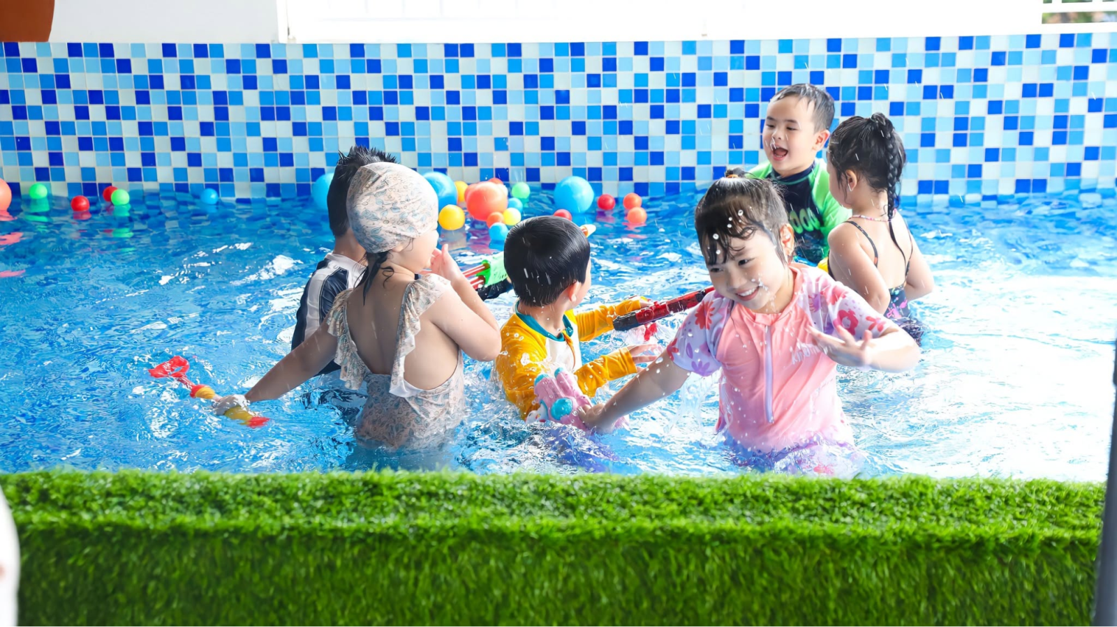 Nụ cười sảng khoái và sự thích thú của các bạn nhỏ ICANDY Preschool khi thỏa sức đùa vui, giải tỏa năng lượng tại hồ bơi