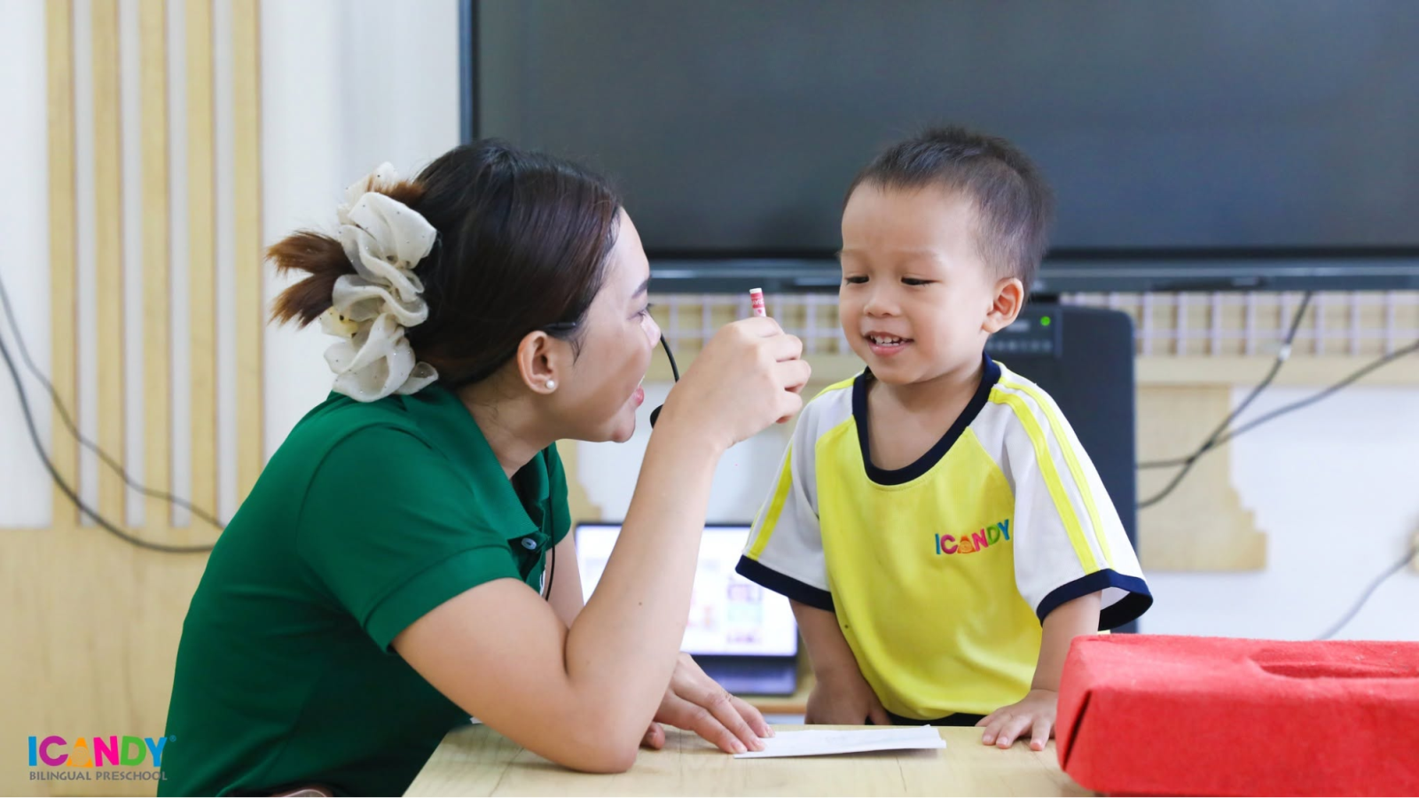 Nụ cười rạng rỡ của em bé mầm non cùng cô giáo tại không gian lớp học ICANDY Preschool