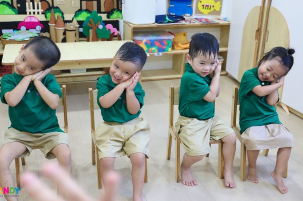 Bé 25–36 Tháng Học Tiếng Anh Vui Nhộn Qua Trò Chơi Ghép Mặt