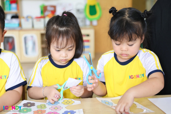 Cắt, Dán, Xé Giấy Giúp Trẻ Mầm Non Phát Triển Kỹ Năng Gì?