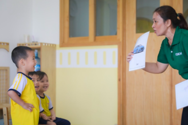 Có nên cho bé học trường mầm non song ngữ? Lợi ích và lưu ý cho phụ huynh