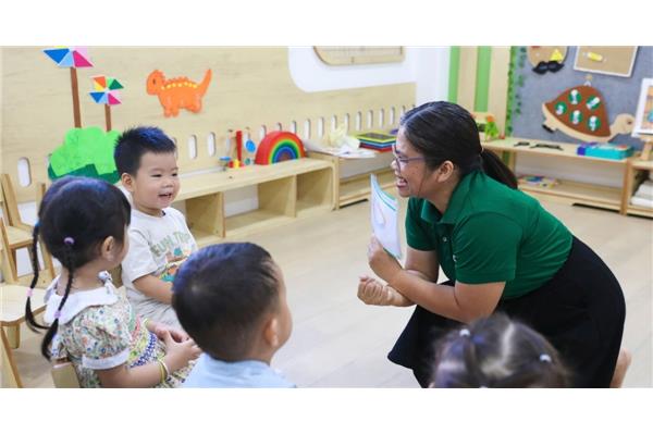 Dạy Tiếng Anh Cho Bé Chủ Đề Gia Đình: Cùng Con Kể Về Tổ Ấm Yêu Thương