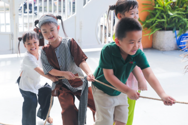 Hoạt động ngoài trời cho trẻ mầm non giúp con khỏe mạnh và tự tin